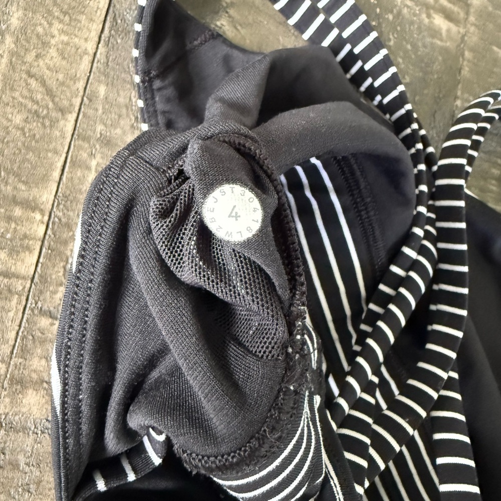 Lululemon Energy Long Line Bra Mod Stripe B/W Size 4 EUC - Picture 7 of 7